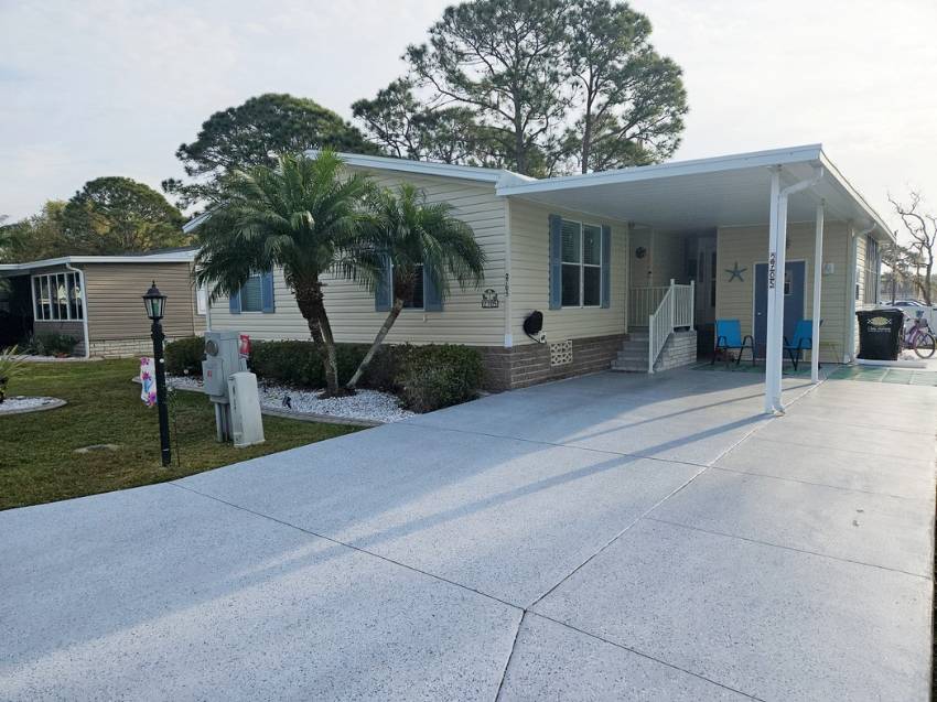 Lake Wales, FL Mobile Home for Sale located at 2705 Alcott Dr Walden Shores