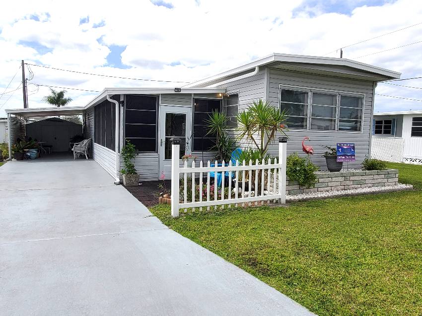 Palmetto, FL Mobile Home for Sale located at 15 Haven Ave Coach House