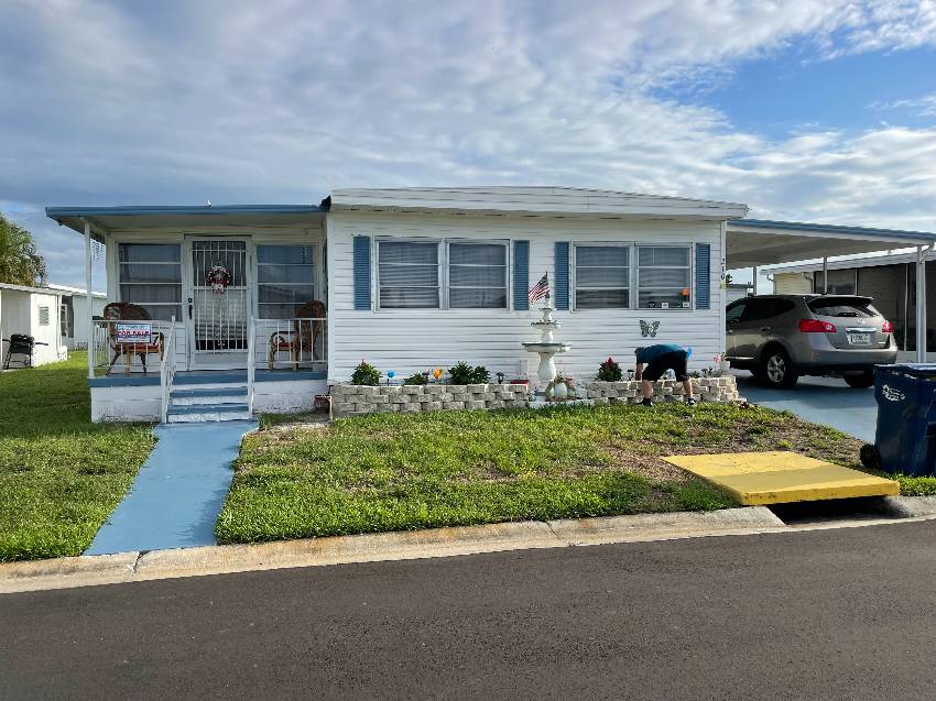 Bradenton, FL Mobile Home for Sale located at 570 57th Ave W Lot #210 Pescara Lake