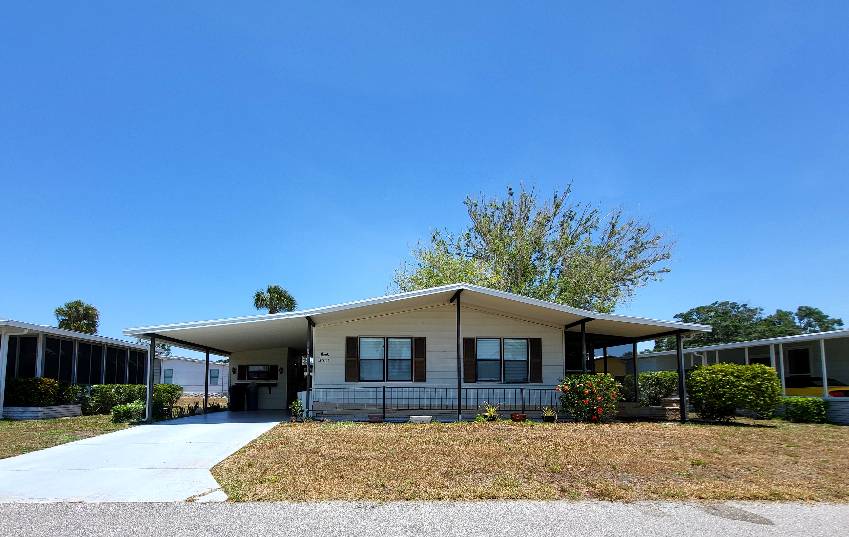 Sarasota, FL Mobile Home for Sale located at 5565 Stonehaven Ln Camelot Lakes Village