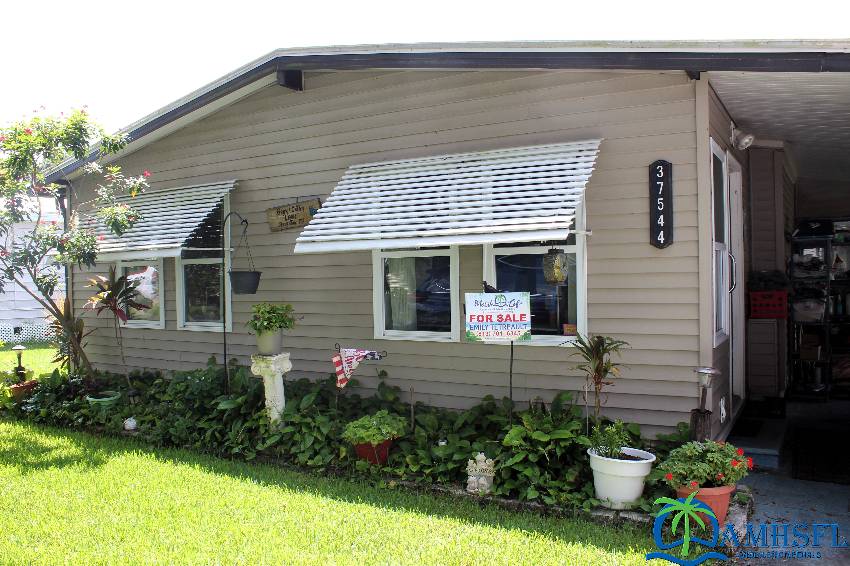 Zephyrhills, FL Mobile Home for Sale located at 37544 Pompano Ct Tropical Acre Estates