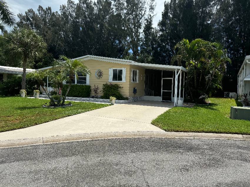 Vero Beach, FL Mobile Home for Sale located at 7300 20th Street #410 Poinsetta In Village Green