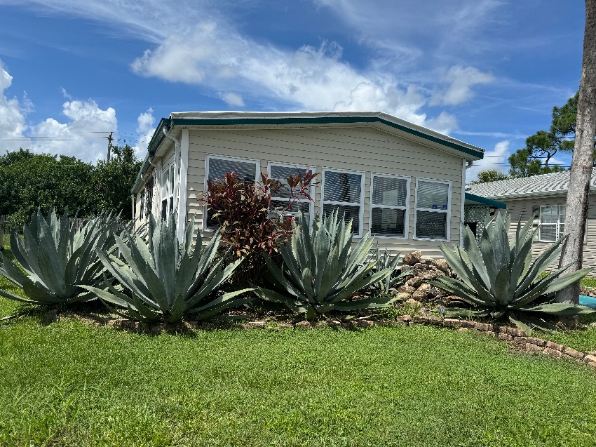 Vero Beach, FL Mobile Home for Sale located at 7300 20th St #32 Country Side