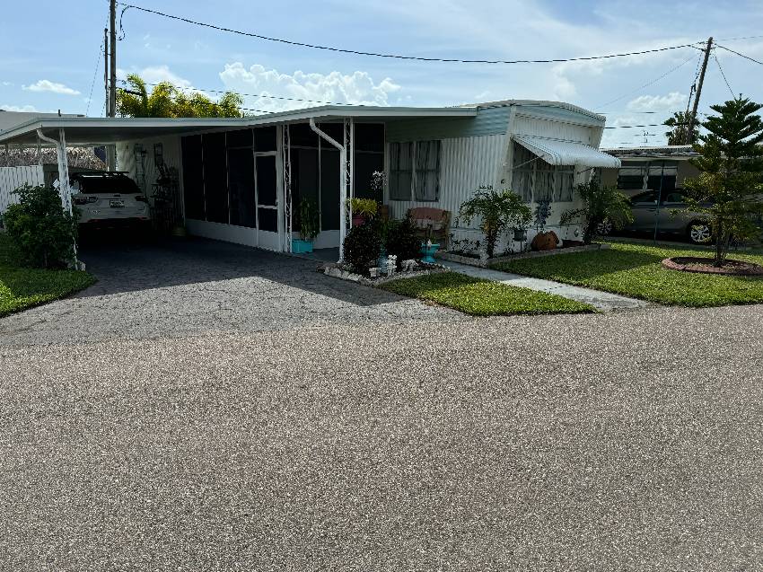 Lakeland, FL Mobile Home for Sale located at 483 Holiday Blvd Holiday Park