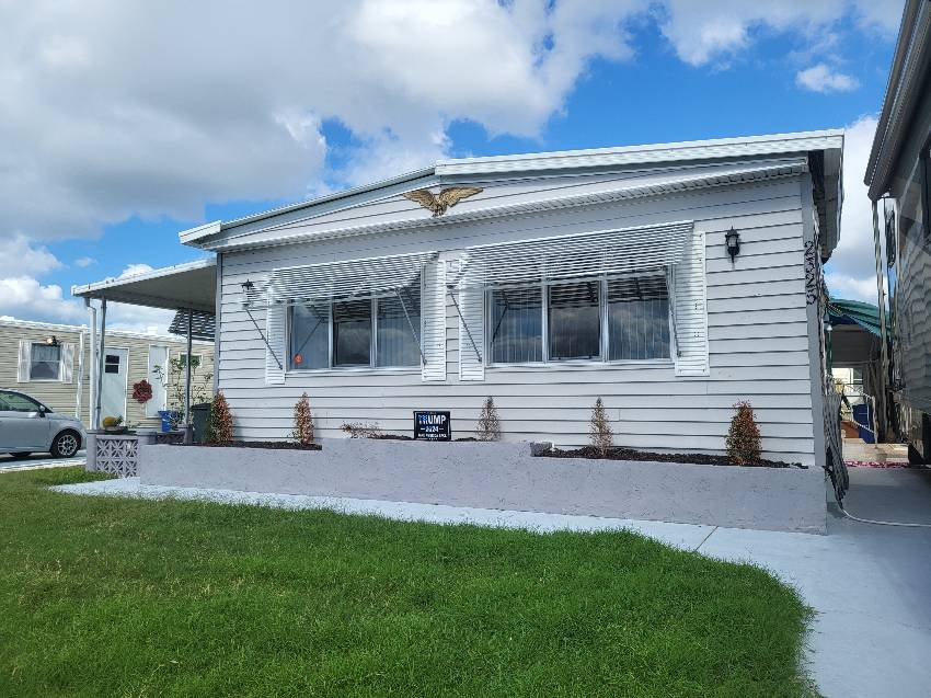 Sarasota, FL Mobile Home for Sale located at 2325 Fremont Dr Park East Club