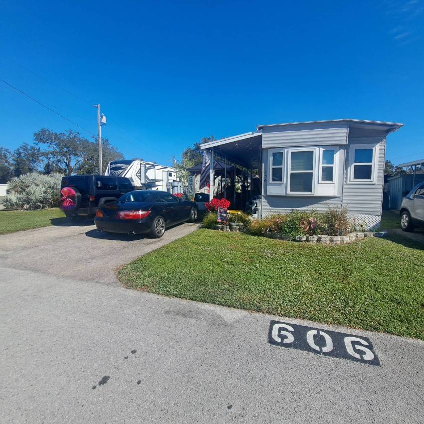 St. Petersburg, FL Mobile Home for Sale located at 3390 Gandy Blvd #606 Robert's Mobile Home Park