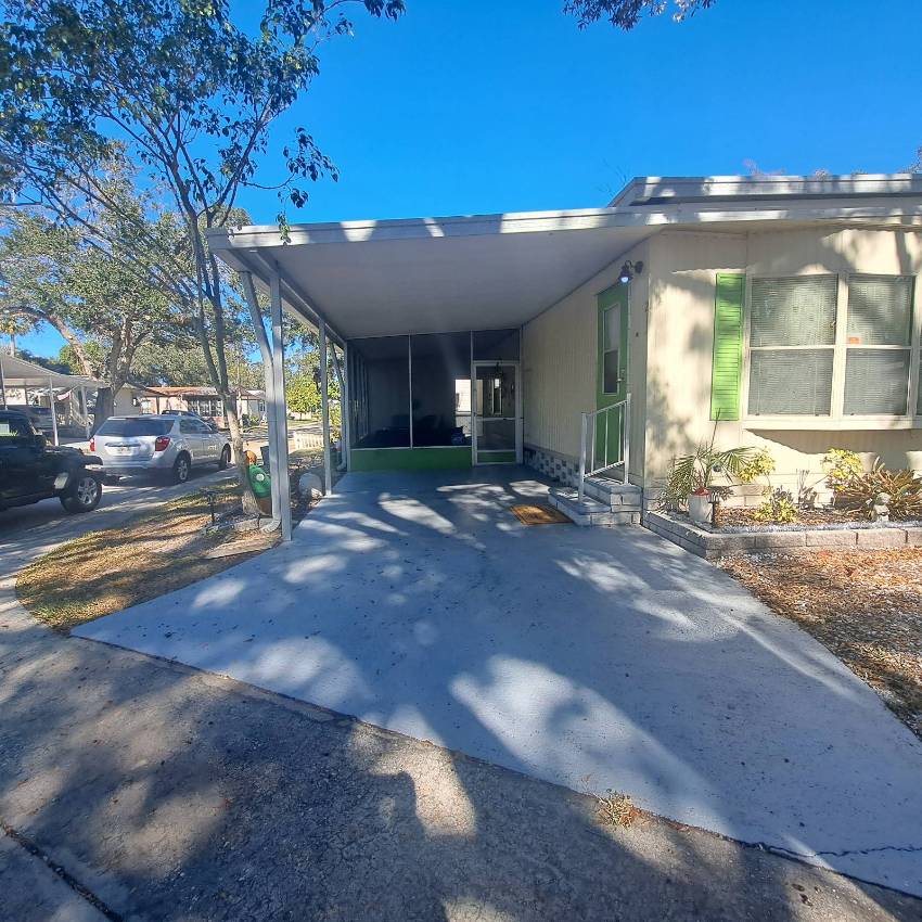 Clearwater, FL Mobile Home for Sale located at 15777 Bolesta Rd #211 Shady Lane Oaks