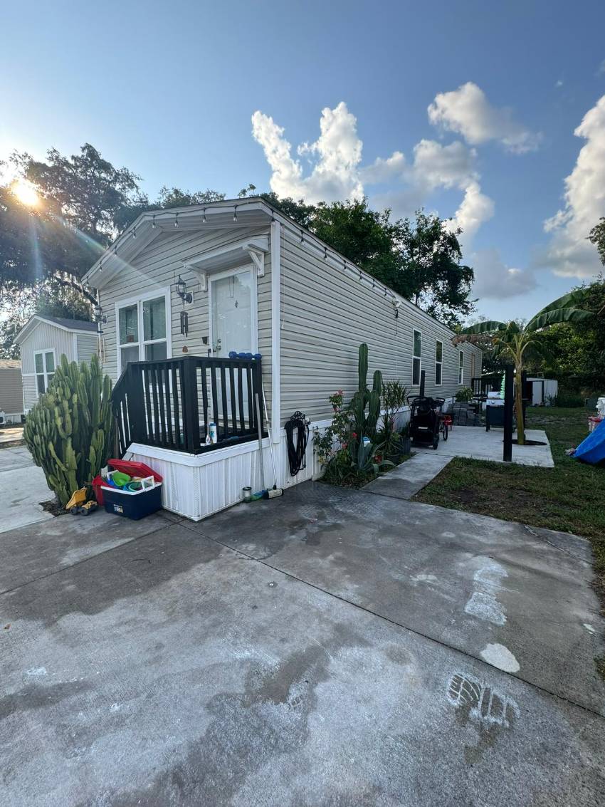 Tampa, FL Mobile Home for Sale located at 9410 Sunset Dr Paradise Village