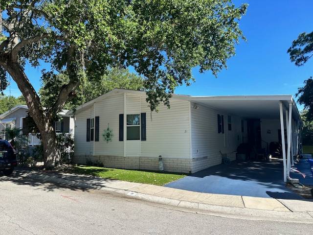 Clearwater, FL Mobile Home for Sale located at 15777 Bolesta Road #90 Shady Lane Oaks