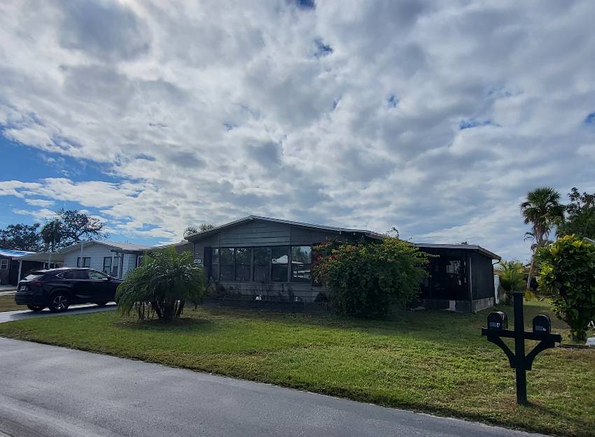 Sarasota, FL Mobile Home for Sale located at 5954 Ramsgate Ter Camelot Lakes Village