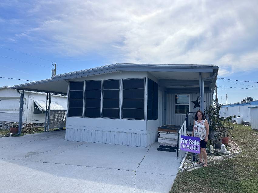 Palmetto, FL Mobile Home for Sale located at 7 Evergreen Ave Coach House