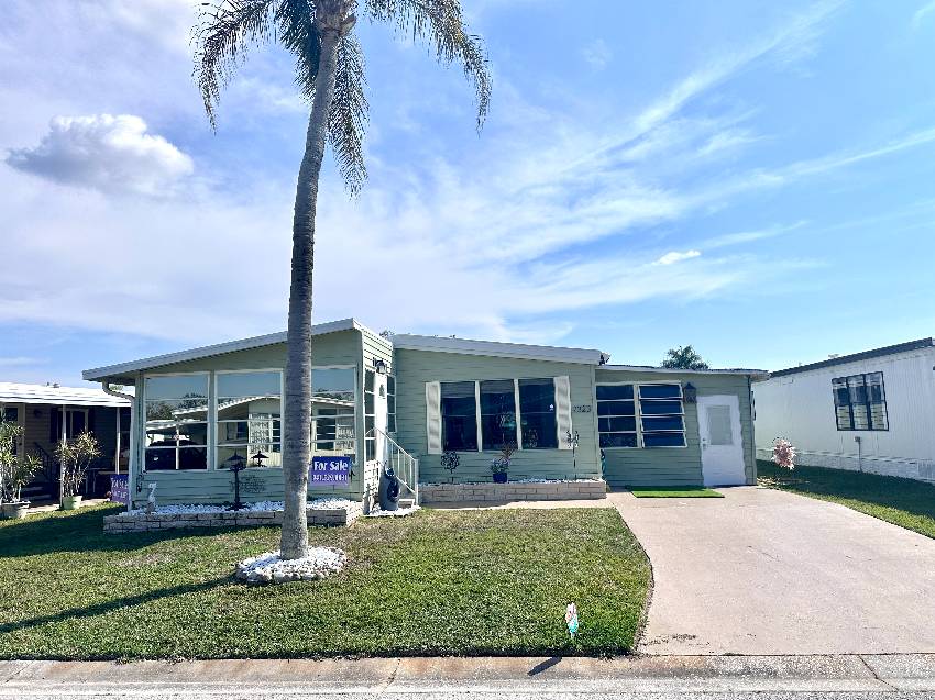 Ellenton, FL Mobile Home for Sale located at 7323 Queens Way Colony Cove