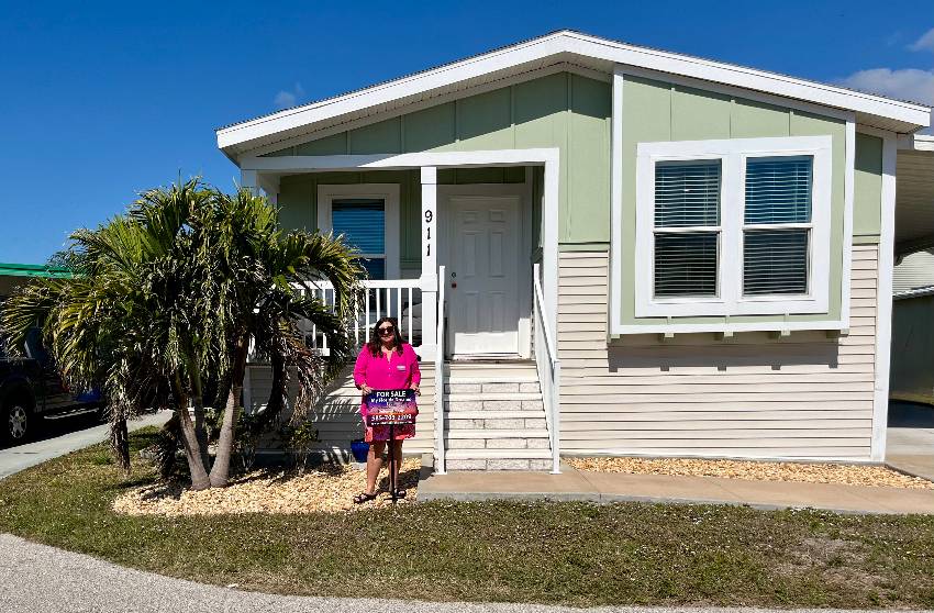 Venice, FL Mobile Home for Sale located at 911 Bonaire W Bay Indies