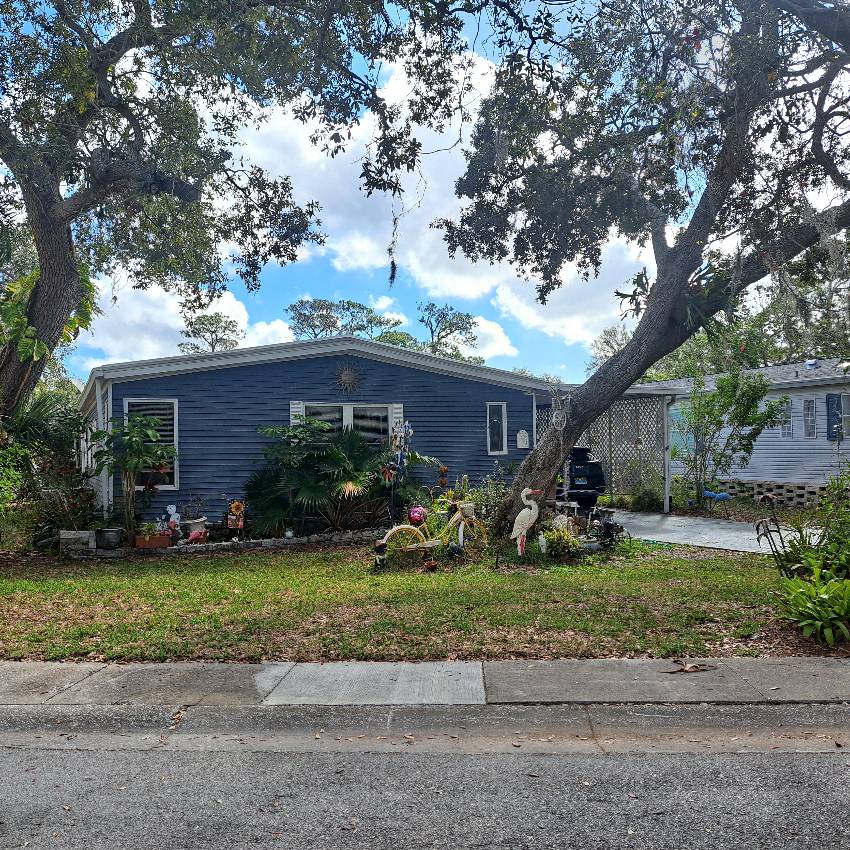 Clearwater, FL Mobile Home for Sale located at 15777 Bolesta Road #13 Shady Lane Oaks