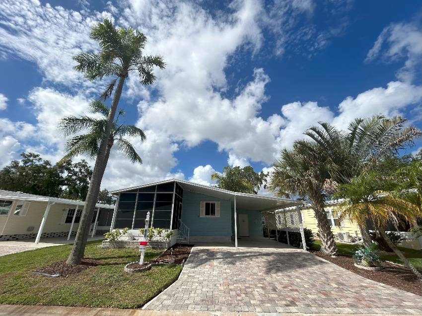 Palmetto, FL Mobile Home for Sale located at 2136 Lakeside Blvd Country Lakes Village 2