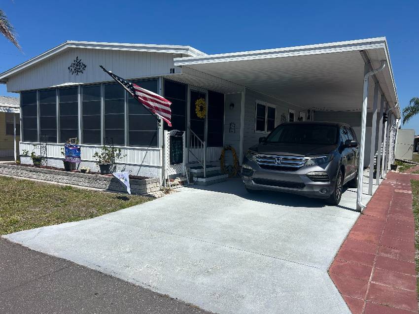 Palmetto, FL Mobile Home for Sale located at 40 Kingsport Ave Coach House