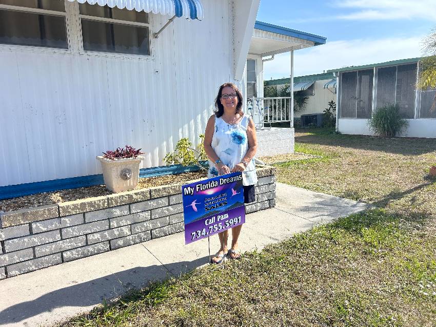Palmetto, FL Mobile Home for Sale located at 2 Kingsport Ave Coach House