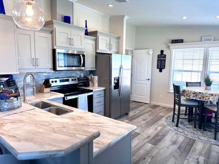 Ellenton, FL Mobile Home for Sale located at 521 Edgewater Dr Colony Cove