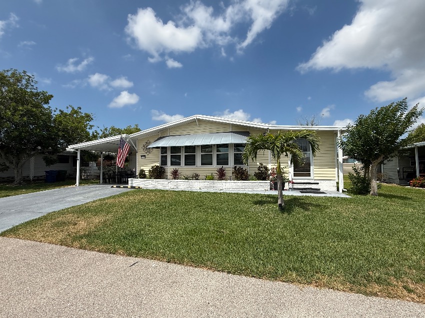 Sarasota, FL Mobile Home for Sale located at 5536 Tewkesbury Pl Camelot East Village