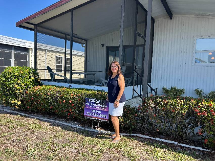Palmetto, FL Mobile Home for Sale located at 86 Larkspur Ave Coach House