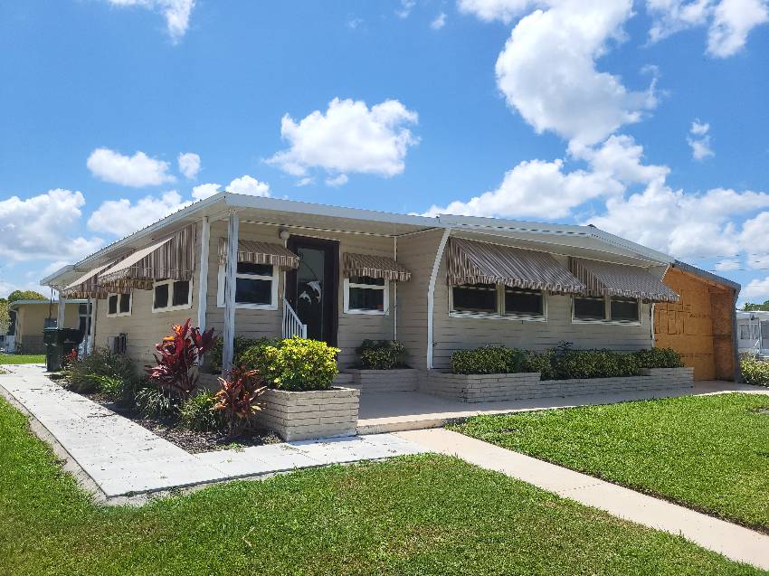 Sarasota, FL Mobile Home for Sale located at 8445 Carrie Lane Park East Club