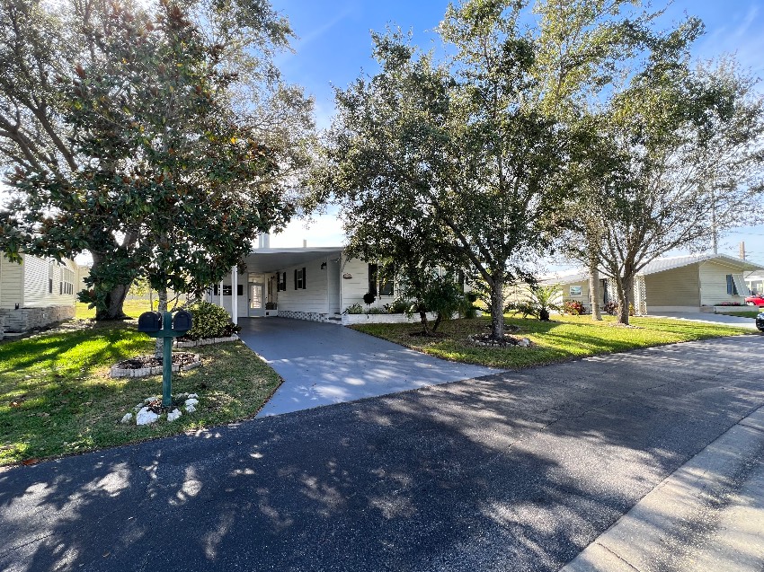 Sarasota, FL Mobile Home for Sale located at 5726 Axminster Dr Camelot East Village