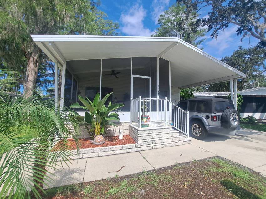 Tampa, FL Mobile Home for Sale located at 9116 Berkshire Ln Fountainview Estates