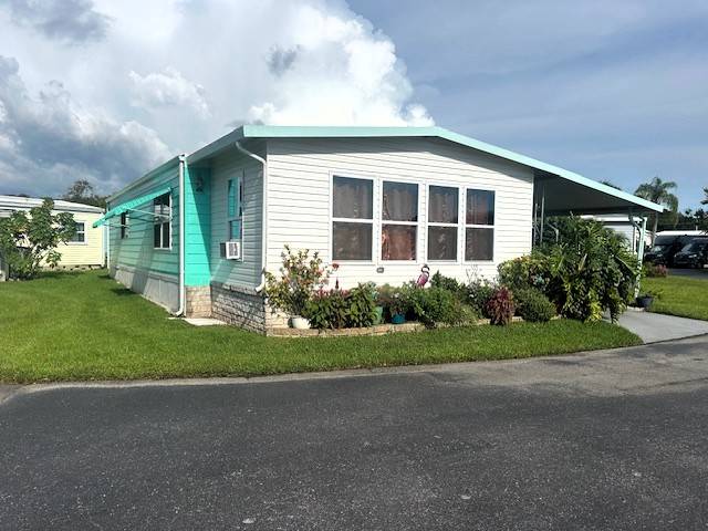 New Port Richey, FL Mobile Home for Sale located at 5270 Westira Circle Colony Cove