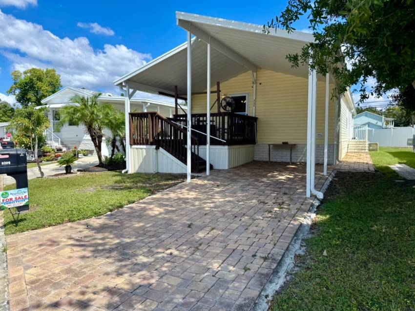 Tampa, FL Mobile Home for Sale located at 6206 Compass Ln Winward Lakes