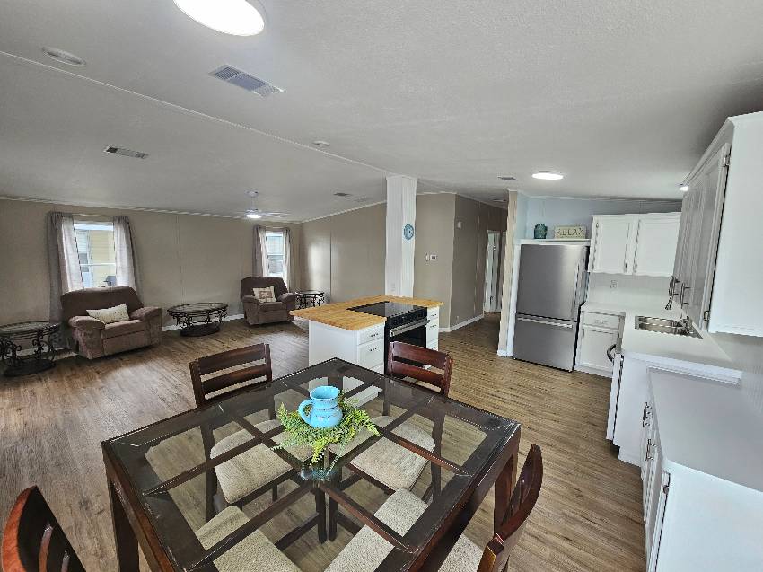 Mulberry, FL Mobile Home for Sale located at 339 Lake Huron Dr Lake Pointe Village