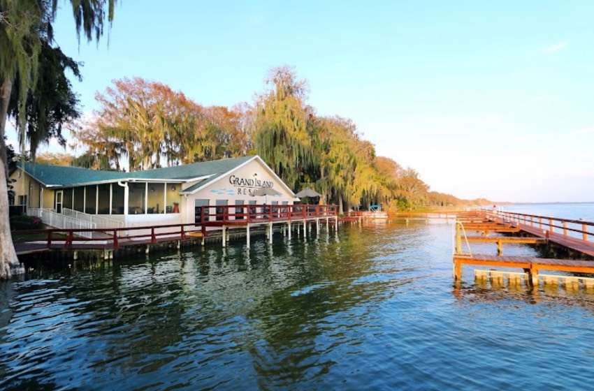 Grand Island, FL Mobile Home for Sale located at 13210 Lemon Ave Grand Island Resort