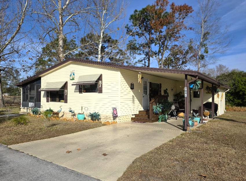 Homosassa, FL Mobile Home for Sale located at 7041 W Rushport Lane Walden Woods