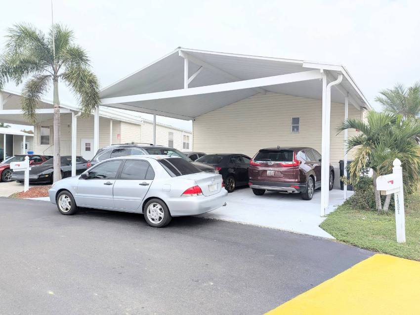 Tampa, FL Mobile Home for Sale located at 14521 Winter Dr Village Of Tampa