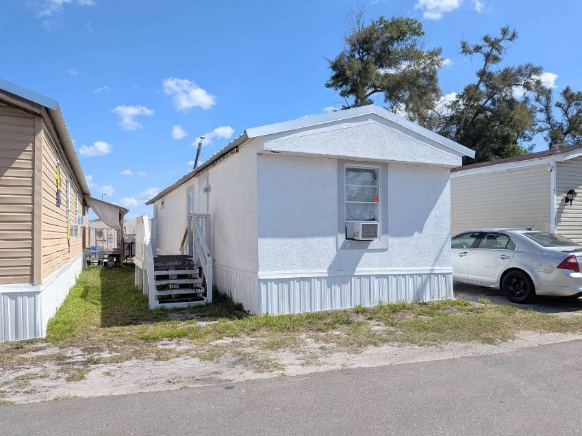 Tampa, FL Mobile Home for Sale located at 14248 Choctaw Village Dr North Tampa Estates