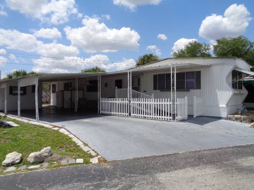 Lakeland, FL Mobile Home for Sale located at 332 Sterling Dr W Sterling Mhp