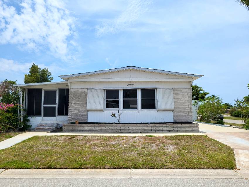 Sarasota, FL Mobile Home for Sale located at 2304 York Drive Park East Club