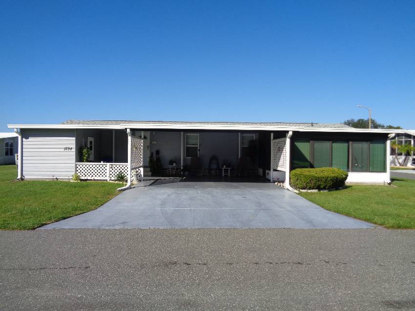 Lakeland, FL Mobile Home for Sale located at 1294 Fir Dr Heatherwood Village