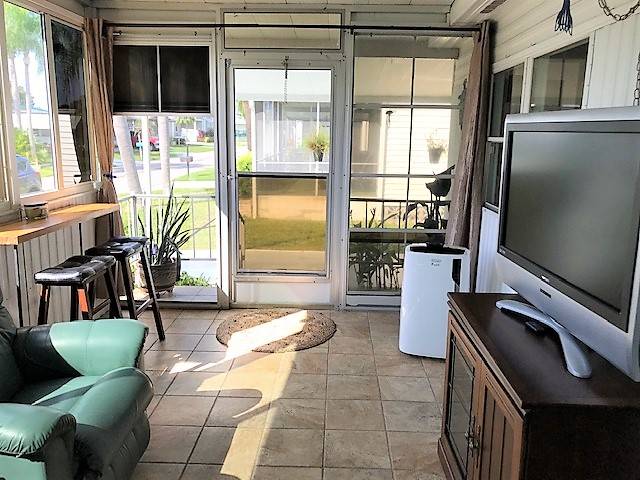 Mobile Home Sunroom and Lanai Decorating Ideas