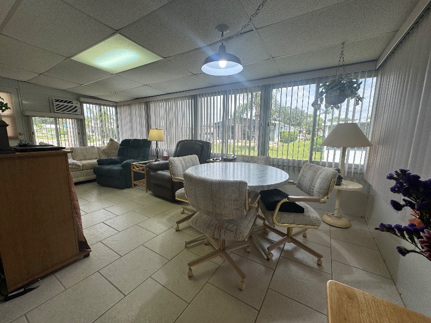 5609 Queensbury Blvd a Sarasota, FL Mobile or Manufactured Home for Sale