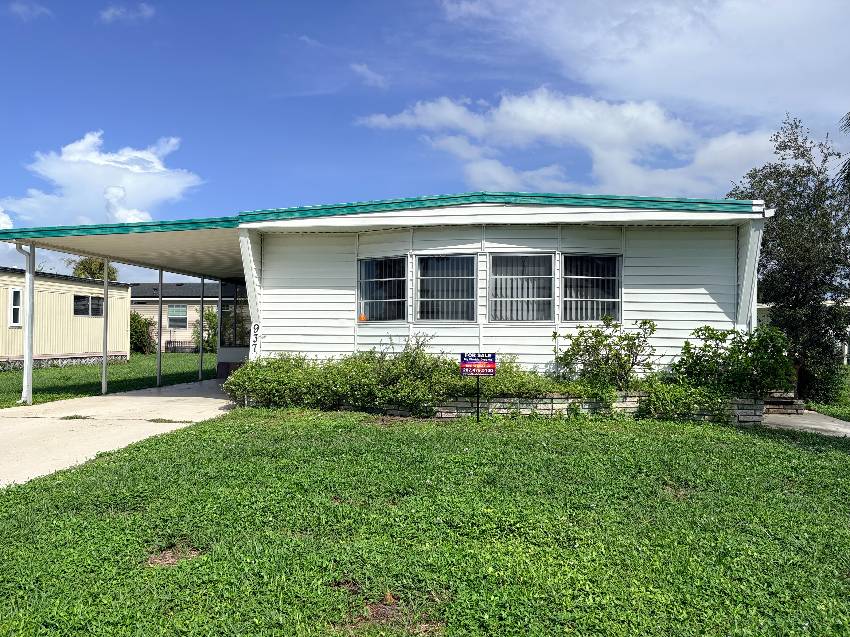937 Kenoma W:  This Is A Steal Of A Deal On A 2/2 Home In Active 55+ Community.  3 Heated Pools, 3 Clubhouses, Pickleball, Te a Venice, FL Mobile or Manufactured Home for Sale
