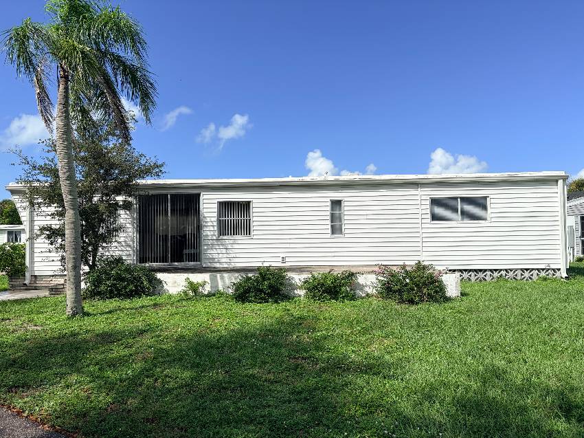 937 Kenoma W:  This Is A Steal Of A Deal On A 2/2 Home In Active 55+ Community.  3 Heated Pools, 3 Clubhouses, Pickleball, Te a Venice, FL Mobile or Manufactured Home for Sale