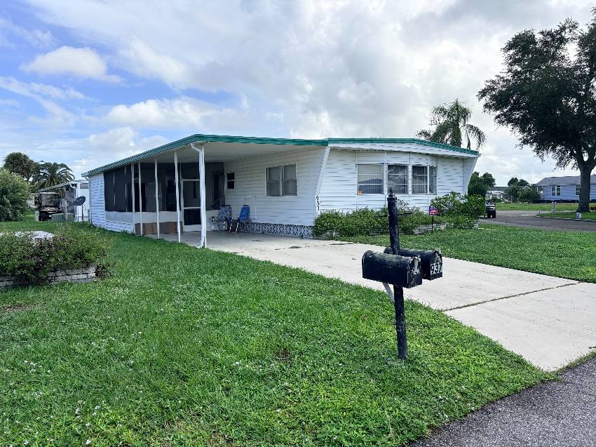 937 Kenoma W:  This Is A Steal Of A Deal On A 2/2 Home In Active 55+ Community.  3 Heated Pools, 3 Clubhouses, Pickleball, Te a Venice, FL Mobile or Manufactured Home for Sale