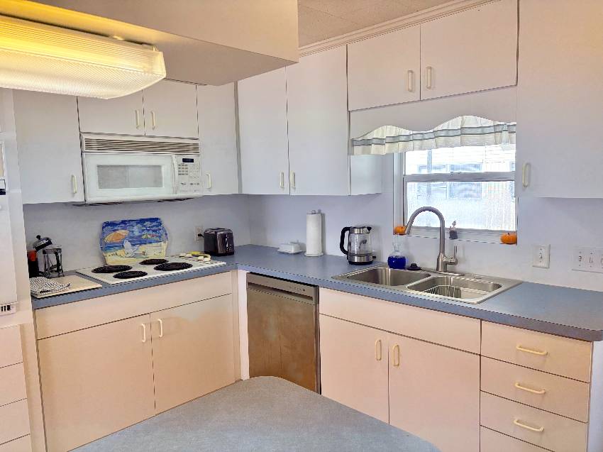 937 Kenoma W:  This Is A Steal Of A Deal On A 2/2 Home In Active 55+ Community.  3 Heated Pools, 3 Clubhouses, Pickleball, Te a Venice, FL Mobile or Manufactured Home for Sale