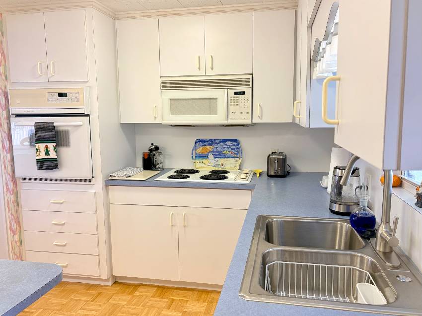 937 Kenoma W:  This Is A Steal Of A Deal On A 2/2 Home In Active 55+ Community.  3 Heated Pools, 3 Clubhouses, Pickleball, Te a Venice, FL Mobile or Manufactured Home for Sale