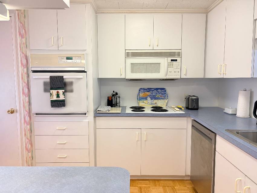 937 Kenoma W:  This Is A Steal Of A Deal On A 2/2 Home In Active 55+ Community.  3 Heated Pools, 3 Clubhouses, Pickleball, Te a Venice, FL Mobile or Manufactured Home for Sale