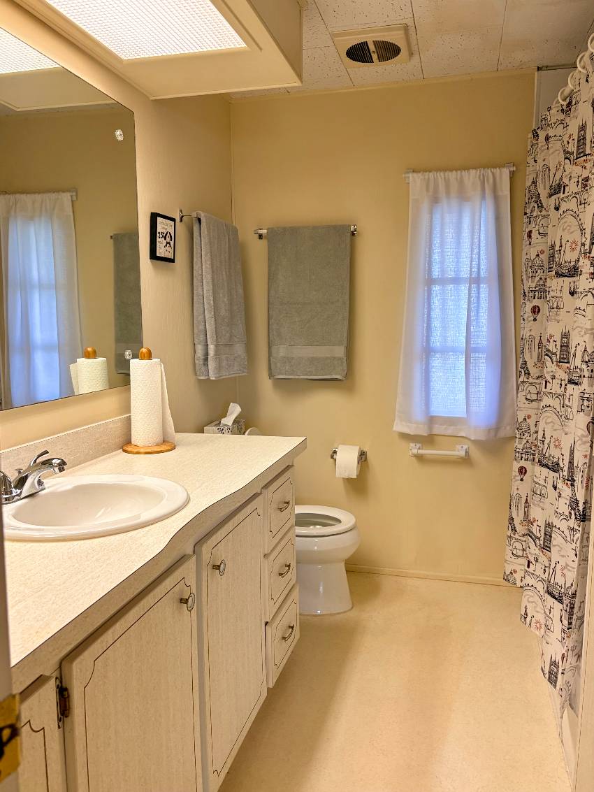 937 Kenoma W:  This Is A Steal Of A Deal On A 2/2 Home In Active 55+ Community.  3 Heated Pools, 3 Clubhouses, Pickleball, Te a Venice, FL Mobile or Manufactured Home for Sale