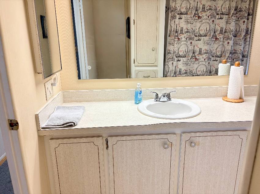 937 Kenoma W:  This Is A Steal Of A Deal On A 2/2 Home In Active 55+ Community.  3 Heated Pools, 3 Clubhouses, Pickleball, Te a Venice, FL Mobile or Manufactured Home for Sale