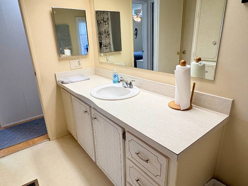 937 Kenoma W:  This Is A Steal Of A Deal On A 2/2 Home In Active 55+ Community.  3 Heated Pools, 3 Clubhouses, Pickleball, Te a Venice, FL Mobile or Manufactured Home for Sale