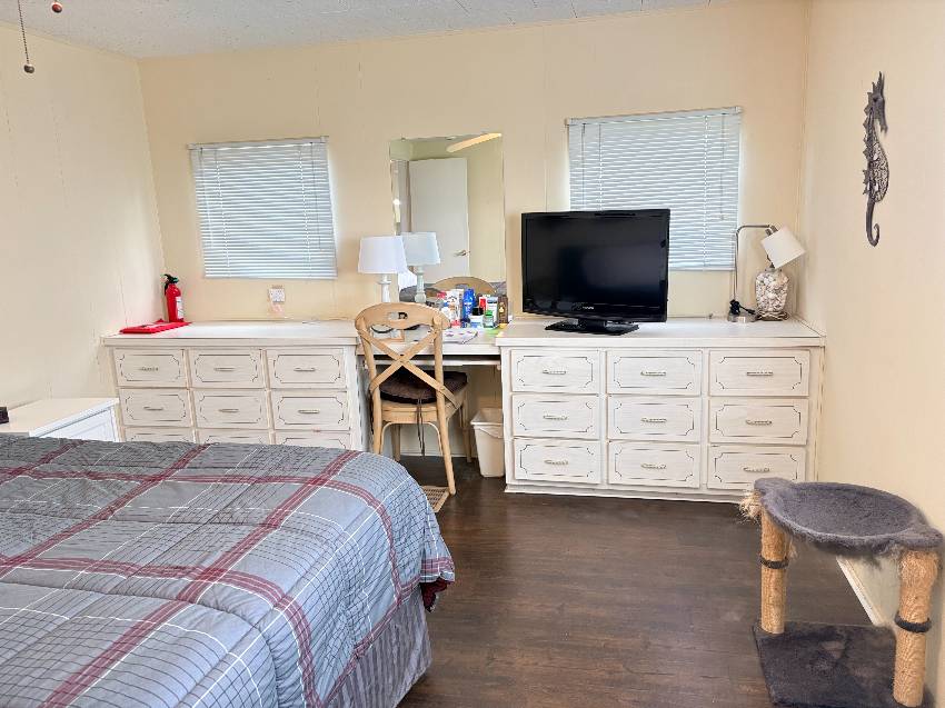 937 Kenoma W:  This Is A Steal Of A Deal On A 2/2 Home In Active 55+ Community.  3 Heated Pools, 3 Clubhouses, Pickleball, Te a Venice, FL Mobile or Manufactured Home for Sale