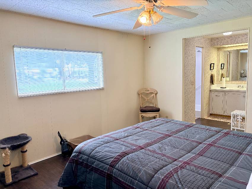 937 Kenoma W:  This Is A Steal Of A Deal On A 2/2 Home In Active 55+ Community.  3 Heated Pools, 3 Clubhouses, Pickleball, Te a Venice, FL Mobile or Manufactured Home for Sale